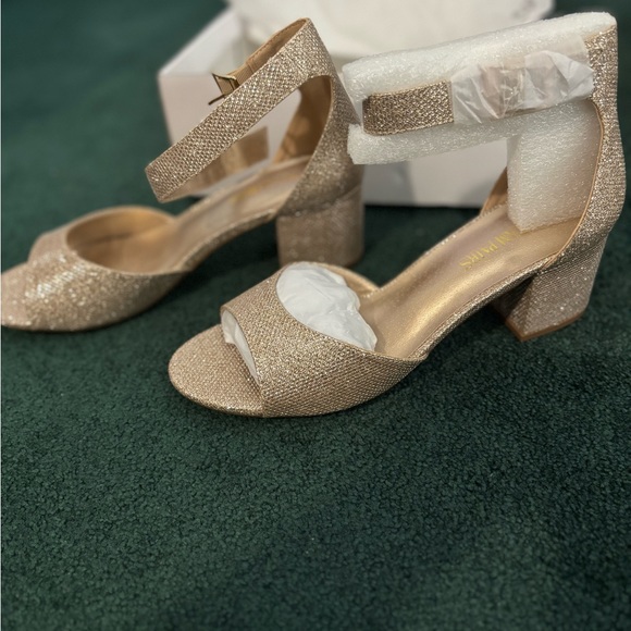 Like New DREAM PAIRS Women's Chunkle Low Heel Pump Sandals - Picture 7 of 9